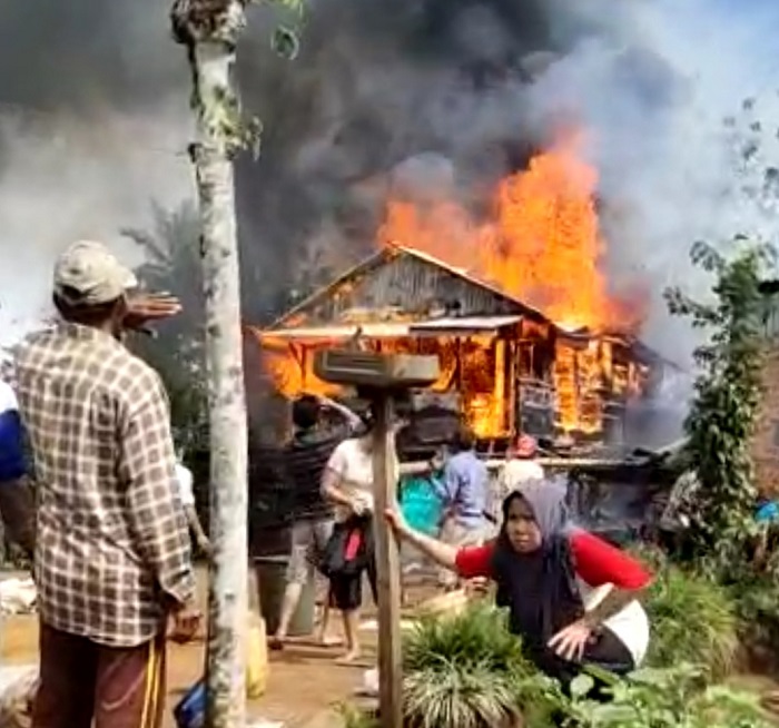 Api Bakar 2 Rumah Warga Air Pesi