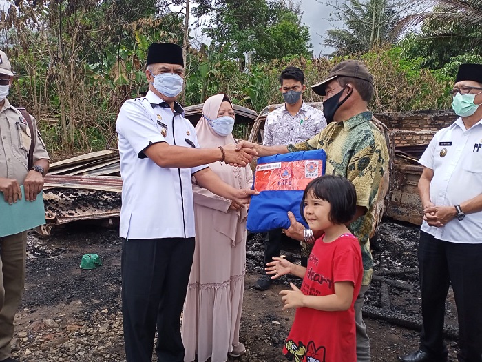 Bupati Bantu Korban Kebakaran, Salurkan Sembako, Material dan Uang