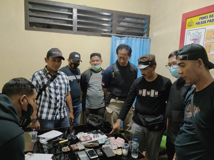 Geledah “Sarang” Bandar Sabu, Polisi Dilempari Batu