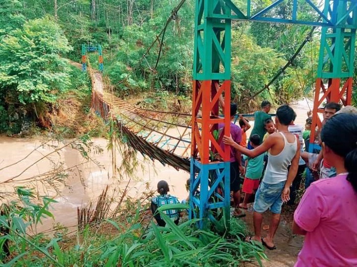 Banjir Bandang Hantam Jembatan Gantung di SBI