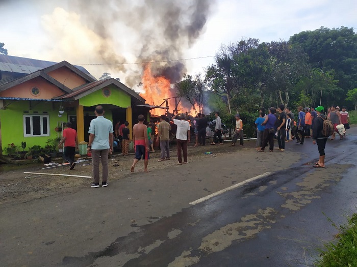 Asik Dikebun, Rumah Hangus