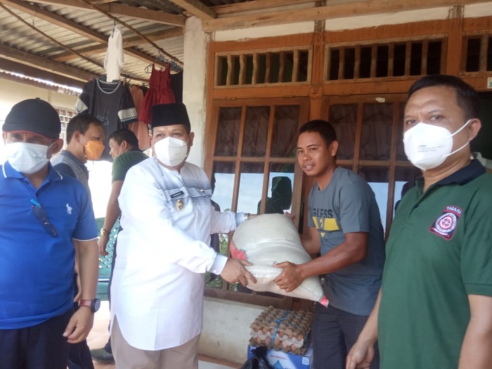 Wabup Beri Bantuan Masa Panik, Sambangi Rumah Korban Longsor