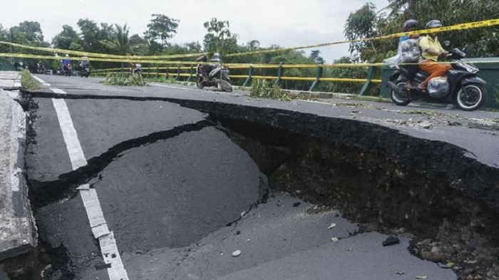 Tahun Depan, Jalan Ambles Diperbaiki