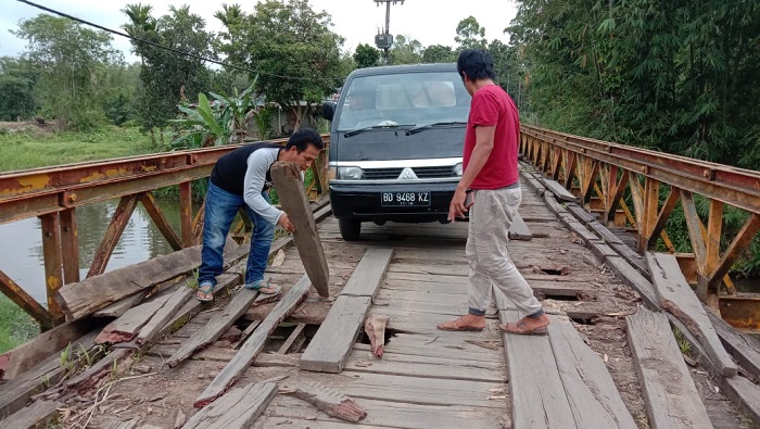 Warga Keluhkan Jembatan Air Lanang Rusak
