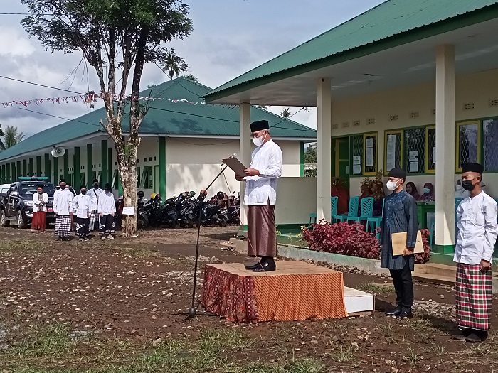 Peringati Hari Santri, Bupati Kenakan Sarung