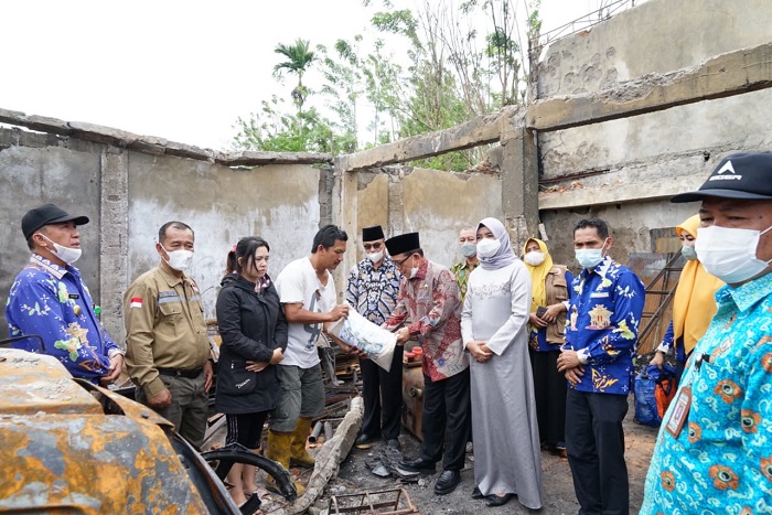 Bupati Santuni Korban Kebakaran di Padang Lekat