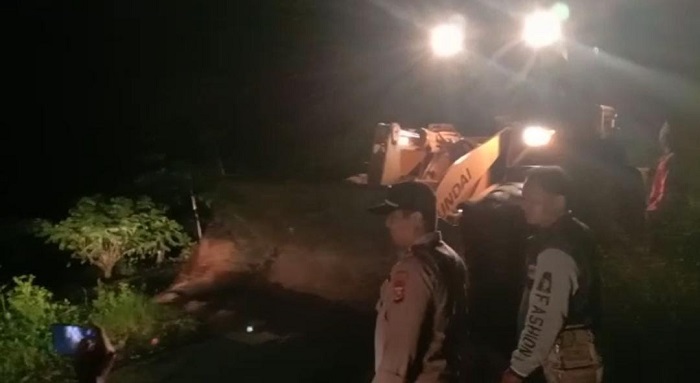 Longsor Tutup Akses Sinar Gunung – Warung Pojok