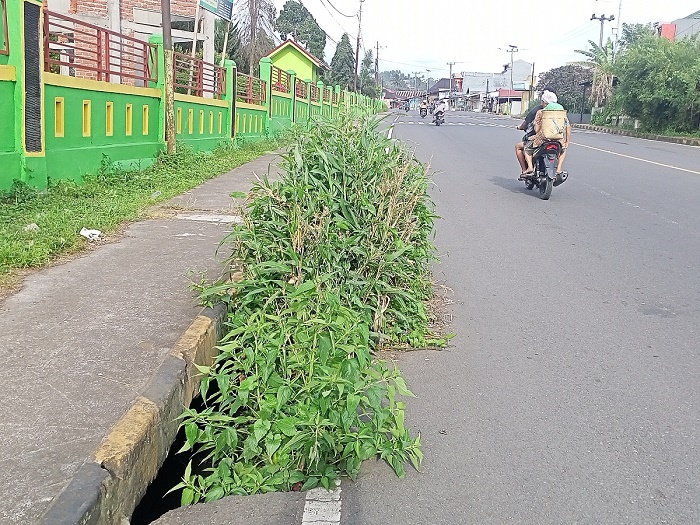 Jalan Amblas Bahayakan Pengendara, Khususnya Malam Hari