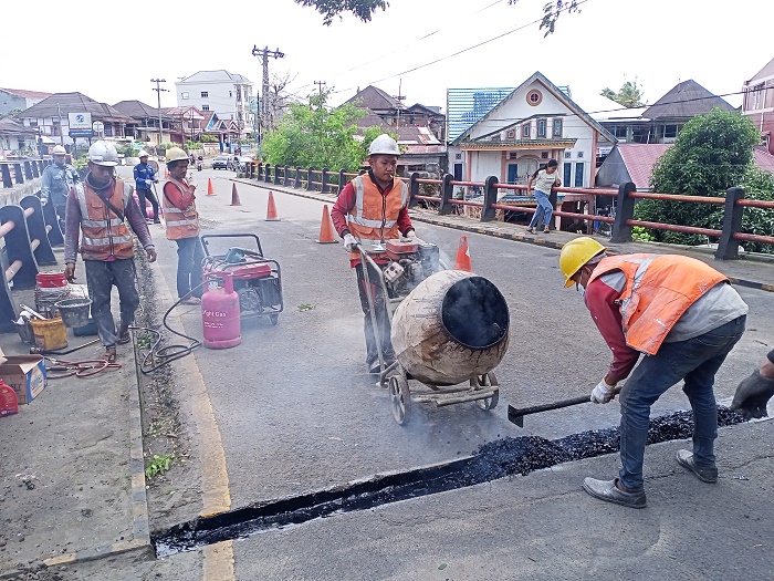 Setengah Badan Jembatan Ditutup