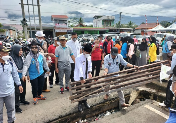 Ikuti Baksos PGRI, Bupati Bersihkan Sampah dan Selokan