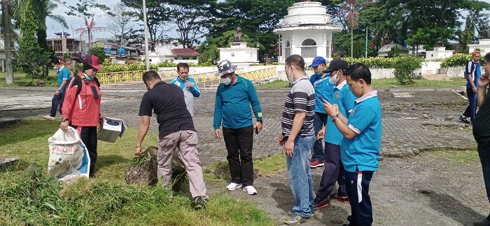 PGRI Bersih-bersih Taman Santoso