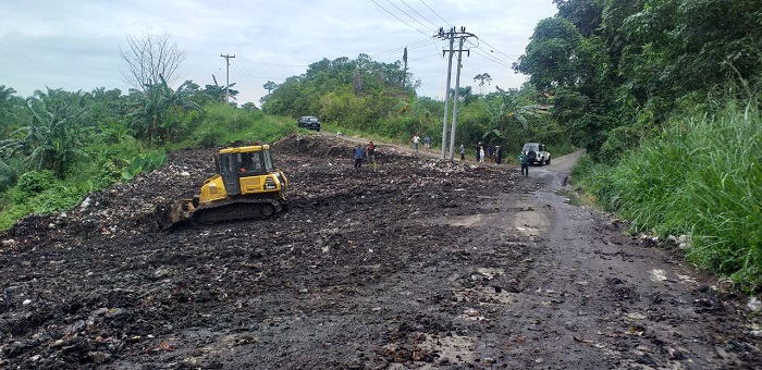 Bersihkan Tumpukan Sampah, DLH Turunkan Bulldozer