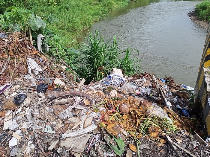 Warga Buang Sampah di Tepi Sungai