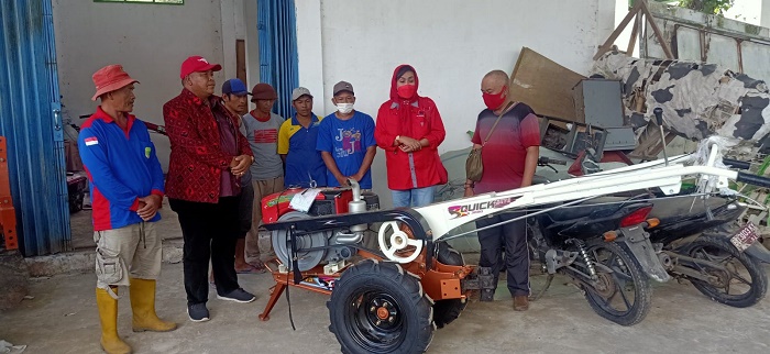 Poktan Dibantu Handtraktor