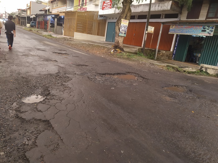 Warga Keluhkan Jalan Berlubang, Lokasi Simpang Pasar De