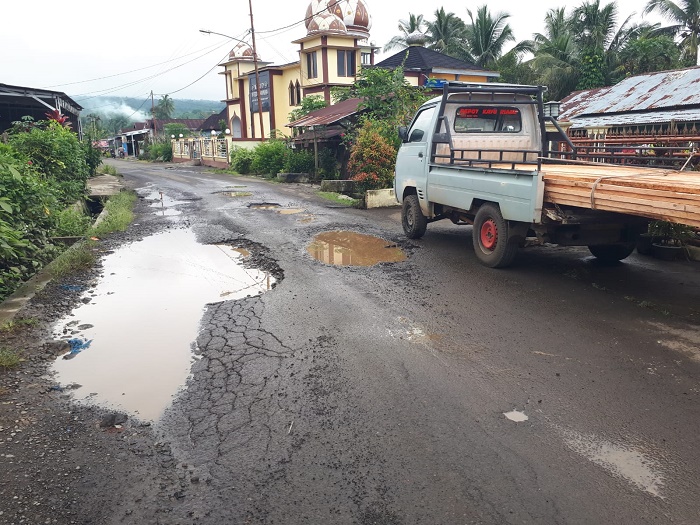 Warga Ancam Blokir Jalan Rusak, Akibat Armada Angkut AMDK