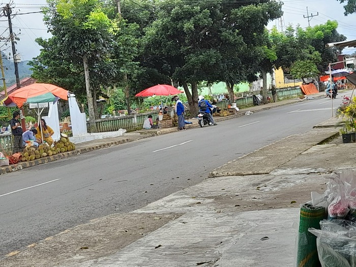 Membandel, Pedagang Kembali Jualan di Depan Makam Santoso