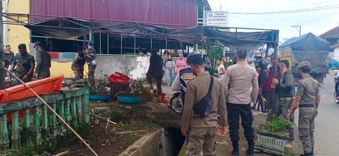 Jadi Pasar Kaget dan Tumpukan Sampah, Warga Usir Pedagang Depan Makam Santoso