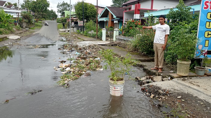 Drainase Buruk, Air Tumpah ke Jalan