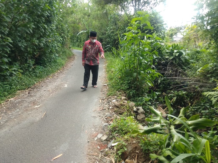 Jalan Danau Poong Terancam Putus, Camat Tinjau Lokasi