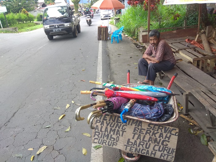 Caal Musa (60) Tukang Servis Payung Keliling