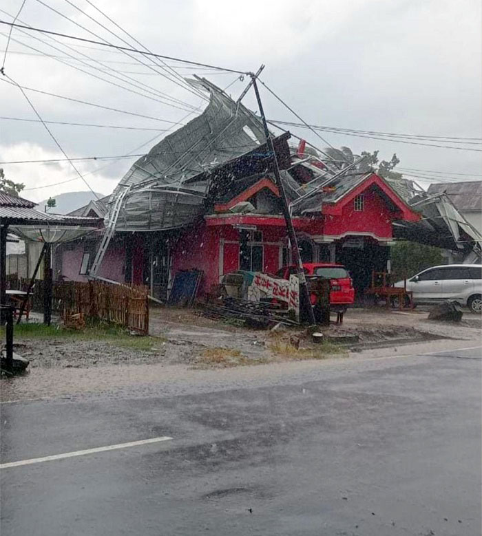 Dihantam Angin Kencang, Atap Rumah Kades Beterbangan