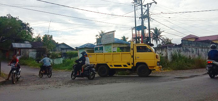 Warga Keluhkan Jalan Rusak, Di Simpang Tasikmalaya