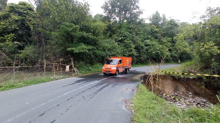 Jalan Penghubung Dua Kabupaten Nyaris Putus