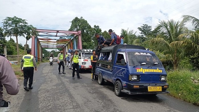 Angkut Pelajar di Atap Mobil Supir Angkutan Umum Ditilang Polisi