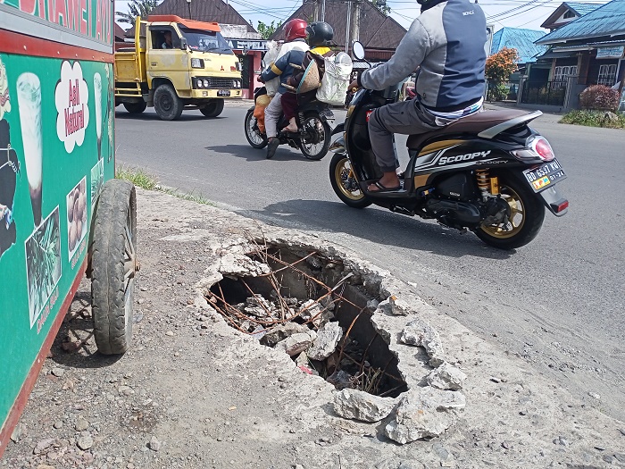 Trotoar Jebol, Bahayakan Pejalan Kaki