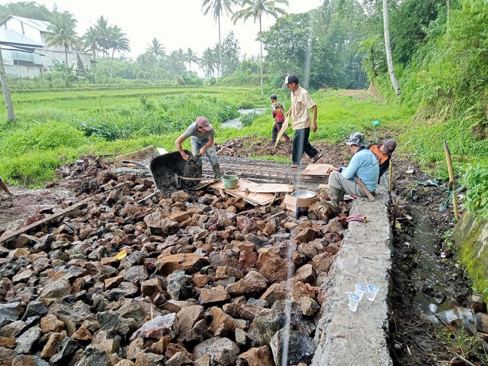 Kesambe Baru Bangun Jalan Secara Swadaya