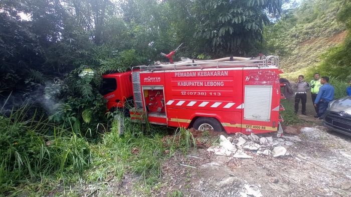 Menuju Lokasi Kebakaran, Mobil Damkar Nyungsep