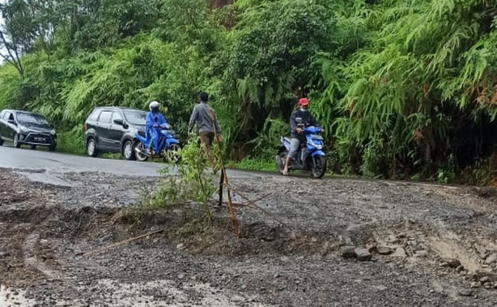 Jalan Menuju Rumdin Bupati Kembali Amblas