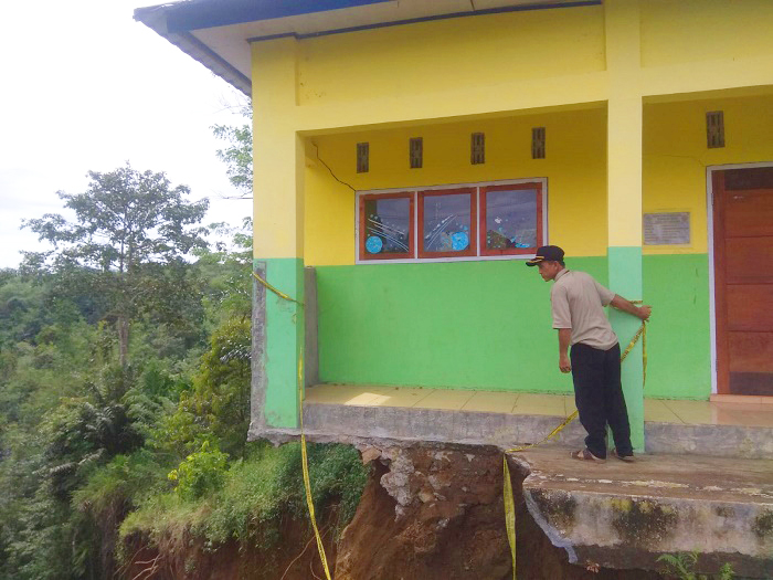 Belum Ada Penanganan, Gedung PAUD Semakin Tergantung