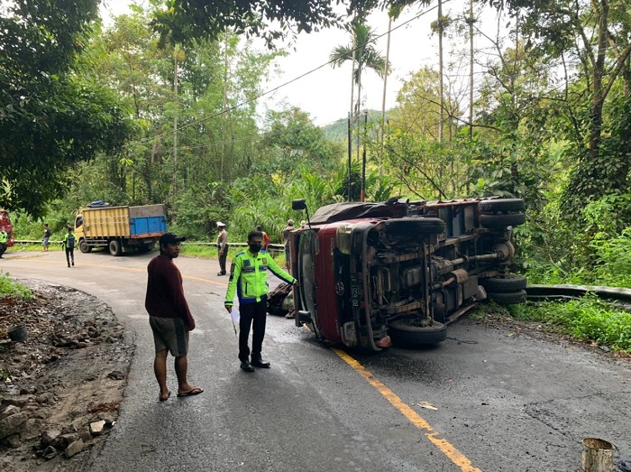 Diduga Kelebihan Muatan, Truk Bermuatan Gula Terbalik