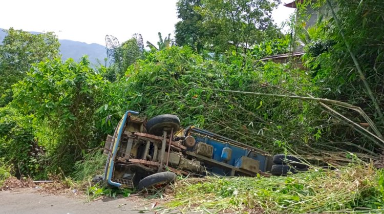 Gagal Nanjak, Truk Muatan Batu Bata Terguling