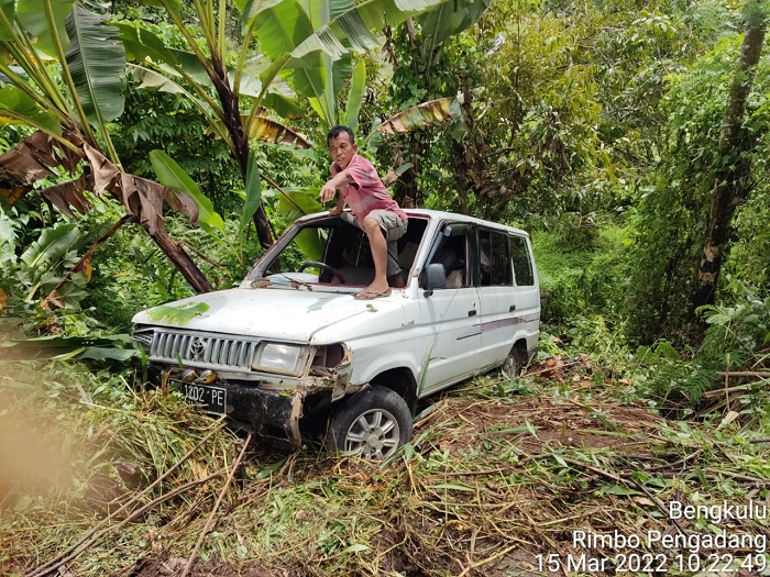 Banting Stir, Toyota Kijang Masuk Jurang