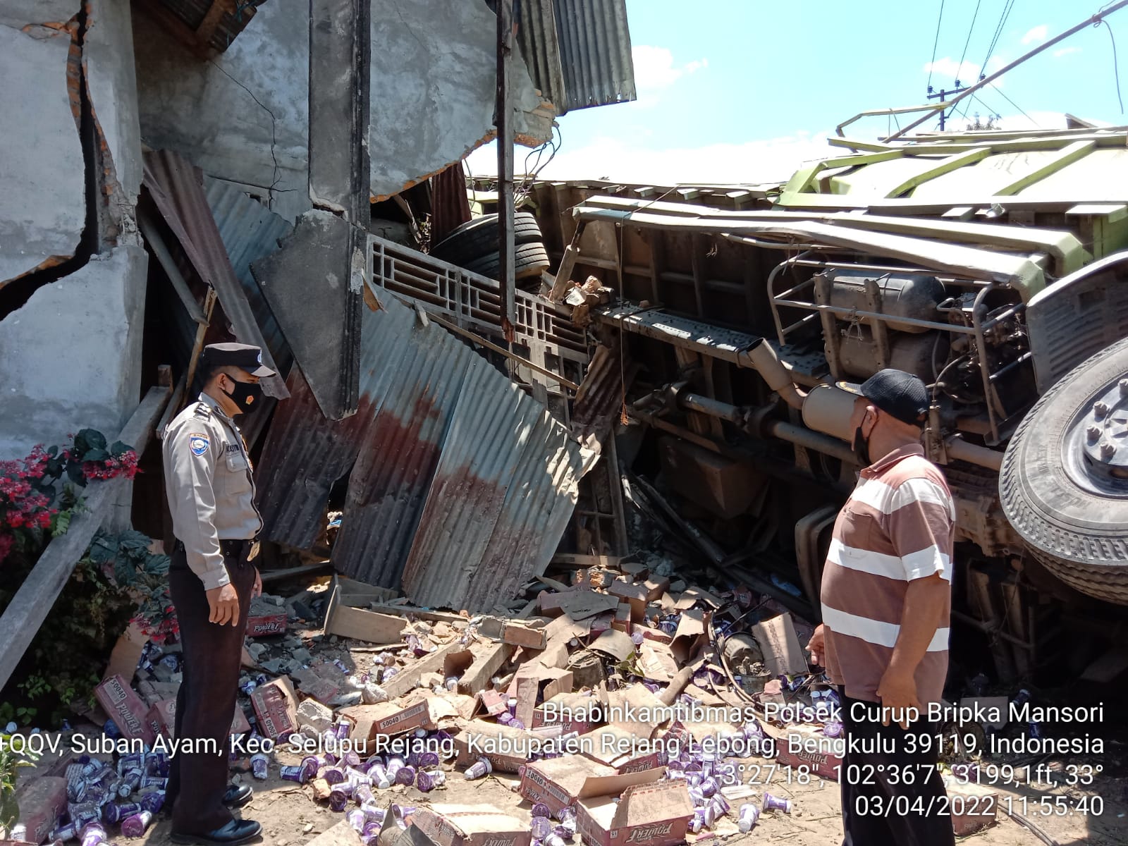 Truk Minuman Kemasan Tabrak Rumah Warga Suban Ayam