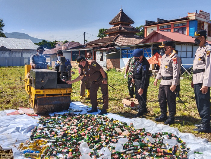 Dengan Alber Ratusan Botol Miras Dimusnahkan