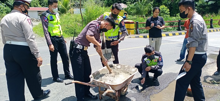 Sambut Arus Mudik, Sat Lantas Tambal Lubang Jalan Nasional