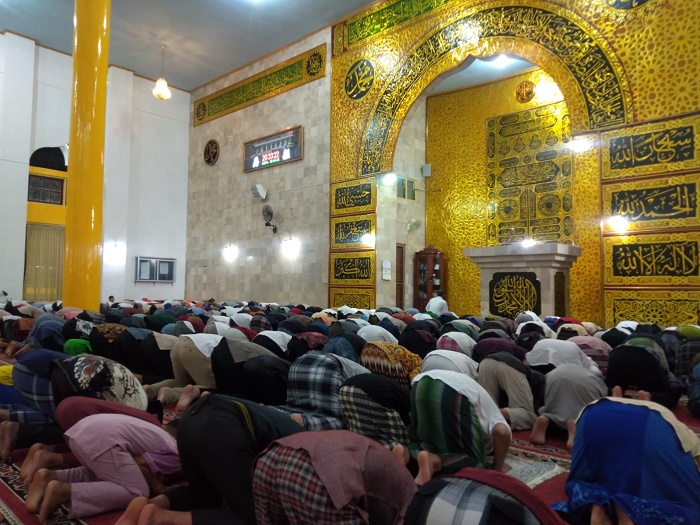 Malam Pertama Tarawih, Ratusan Jemaah Penuhi Masjid Agung Bhaitul Makmur