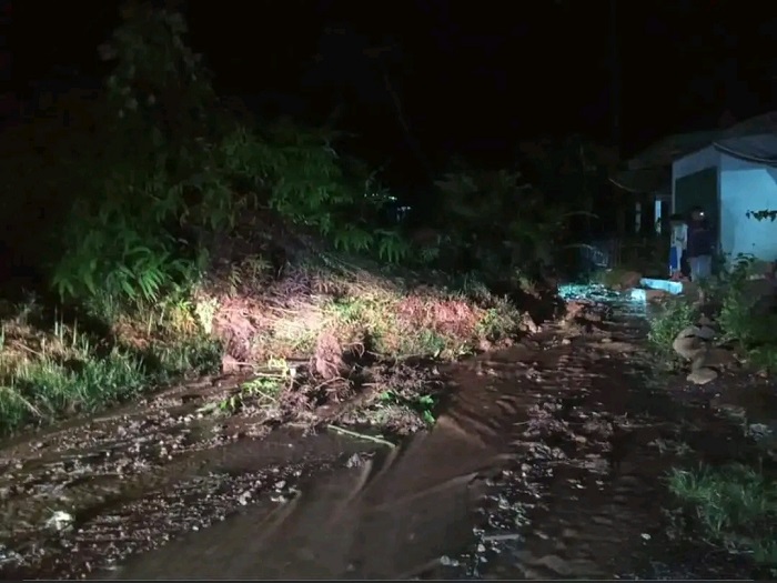 Jalan Dua Desa Tertimbun Longsor