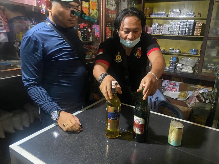 Polisi Sita Puluhan Botol Miras dan Petasan