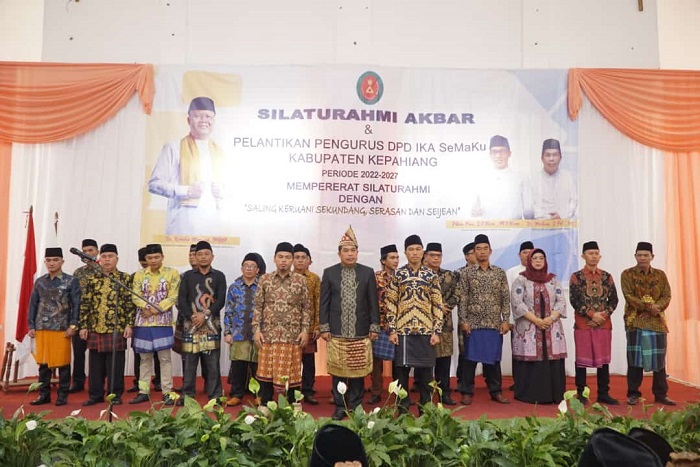 Silaturahmi dan Pelantikan IKA SeMaKU, Gubernur Rohidin Disambut Tari Andun dan Mencak