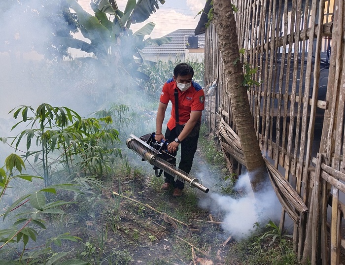 Antisipasi DBD, PMW Fogging Rumah Warga