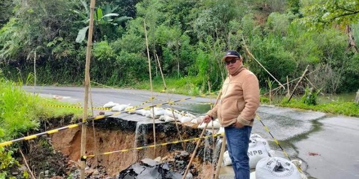 Tak Kunjung Diperbaiki, Warga Galang Donasi Berupa Koin