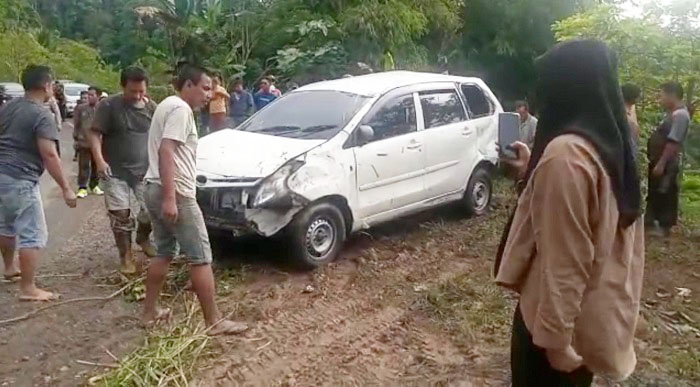 Jalan Berkabut, Xenia Nyungsep ke Jurang