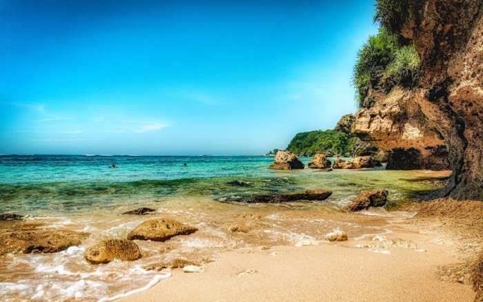 Pantai Dengan Ombak yang Tenang, Pas Untuk Liburan Anak 