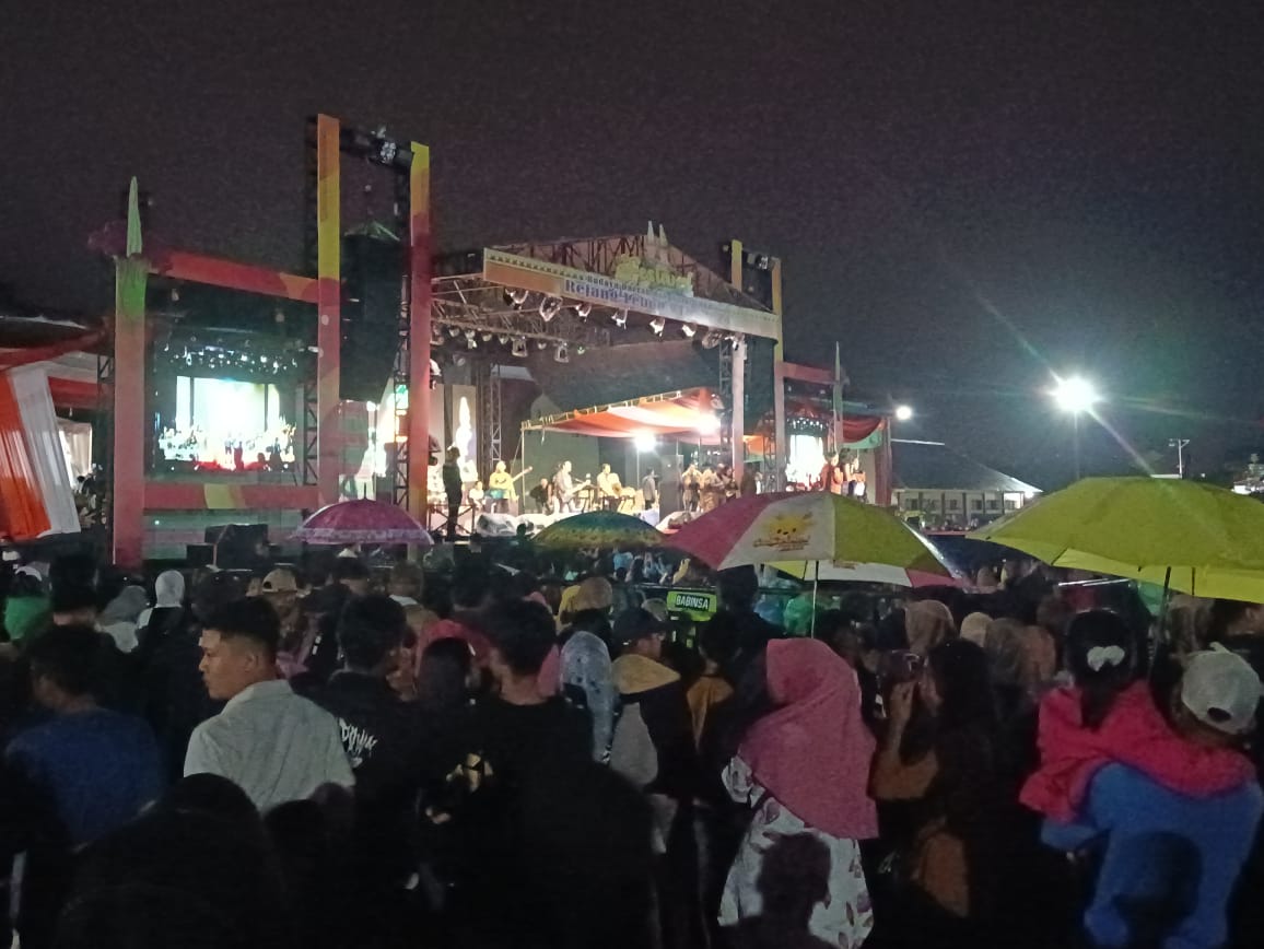 Hujan Gerimis, Penonton Konser Judika Tetap Membludak di Curup 