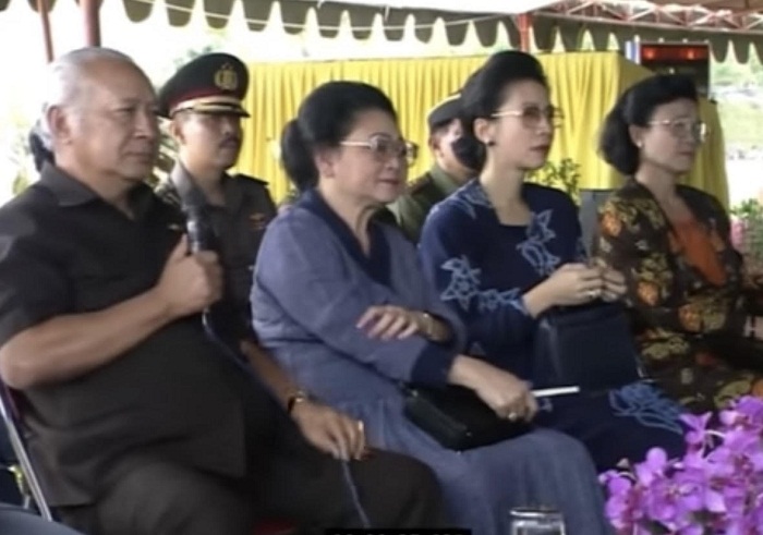 Resmikan PLTA Tes, Ibu Tien Seoharto Sempatkan Kunjungi Kebun Bunga Mangkurajo